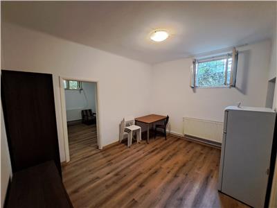 Apartament cu  2 camere, situat la Demisol, situat in zona UMF!